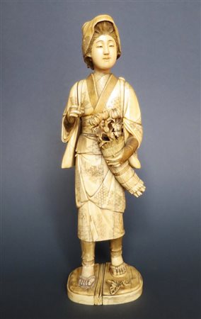 GIAPPONE, Avorio "figura femminile con mazzo di fiori e forbici" - H 31.6 cm...