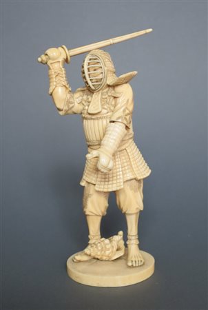 GIAPPONE, Avorio "samurai" - Giappone periodo Meiji - H 18.5 - firmato alla base