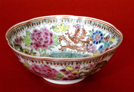 CINA, Ciotola in porcellana policroma decorata a motivi floreali e draghi -...