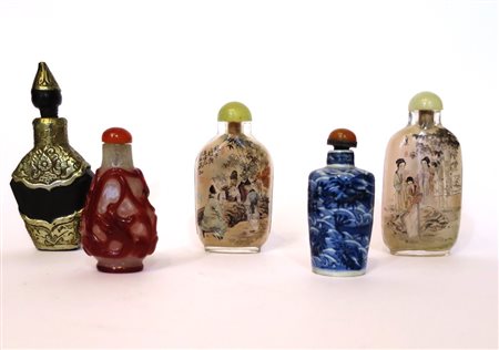 BOTTIGLIETTE, Gruppo di 5 snuffle bottles di diverso realizzo e tipologia -...