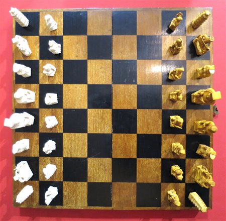 SCACCHIERA, Scacchiera cinese con elementi/sculture in avorio e avorio...