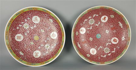 CINA, Due piatti in porcellana policroma finemente decorati - diam. 33 cm -...