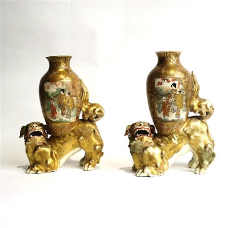 SATZUMA, Coppia di vasi in porcellana decorata e dorata poggianti su cane di...