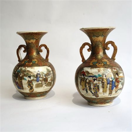 COPPIA VASI, Coppia di vasi in porcellana dipinta Giappone XIX sec n H. cm 15