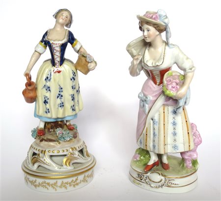 STATUETTE, Due figure femminili in porcellana - Capo di monte - H 17.5 cm e H...