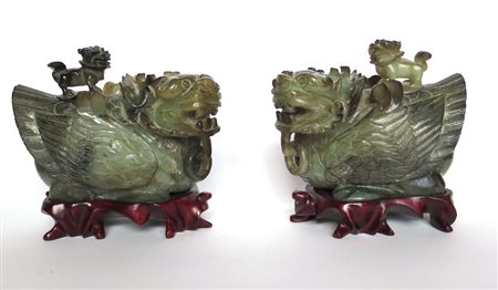 CINA, Coppia di calamai in giadaite "drago" cm 17 x 12 Cina XIX/XX sec.