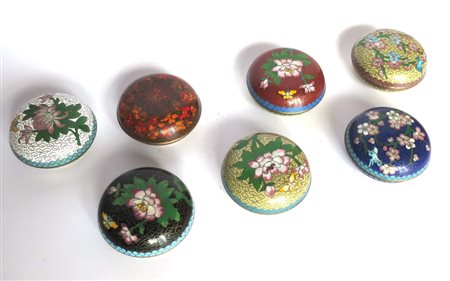 SCATOLETTE, Sette scatolette in cloisonne con diversi decori a motivo...