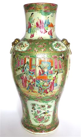 CINA, Vaso in porcellana con decori di vita quotidiana - H 55.5 cm - Cina