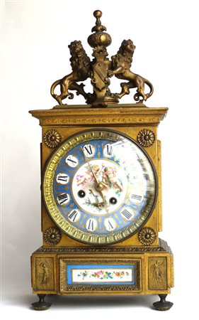 OROLOGIO, da tavola in bronzo dorato. placche in porcellana dipinte. H: cm 44...