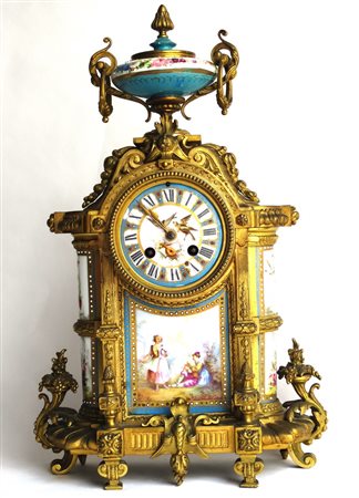 OROLOGIO, da tavolo in bronzo dorato. Placche e quadrante in porcellana...