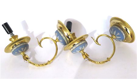 APLIQUES, Coppia di apliques in bronzo e porcellana decorata