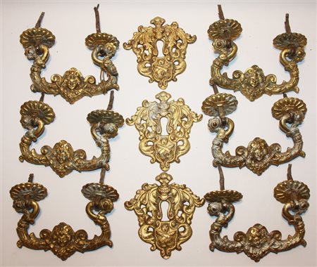 MANIGLIE, Serie di antiche maniglie e boccole per comï¿½ tre cassetti