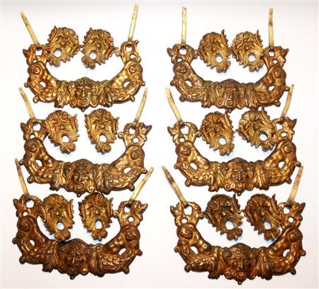 MANIGLIE, Serie di antiche maniglie per comï¿½ tre cassetti