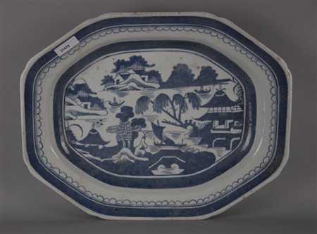 VASSOI, Due vassoi in ceramica bianca e blu di forma ottagonale con decoro...