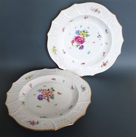 PIATTI, Coppia di piatti in porcellana con decori floreali e doratura sul...