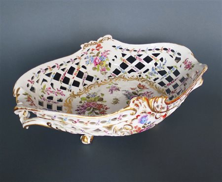 CENTROTAVOLA, Centrotavola in porcellana traforata con motivi floreali e...