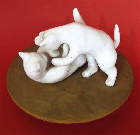 CERAMICA, Ceramica "gioco di gatti" - diam. 20 cm - firmata
