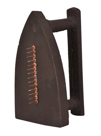 Man Ray CADEAU 1921/1974 ferro e chiodi incollati, cm 16,5x10x8; es.649 di...