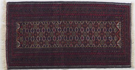 Tappeto su fondo scuro, cm. 95x180.