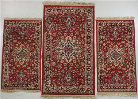 Lotto di 3 tappeti tra cui coppia di scendiletto, cm. 65x125 e cm. 90X158.