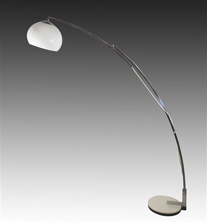 Lampada ad arco in metallo cromato, base rotonda in marmo bianco. Anni '80.