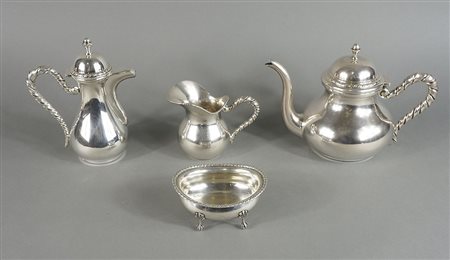 Servizio da caffè e thè in argento composto da 4 pezzi. Gr. 1075.