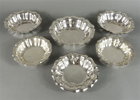 Lotto di 6 ciotole in argento con bordi sagomati. Gr. 730.