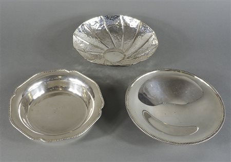 Lotto di 3 cestini rotondi in argento. Gr. 675.