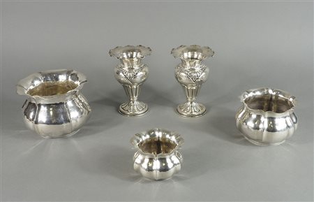 Lotto in argento composto da 3 ciotole e coppia di vasetti. Gr. 990.