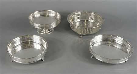 Lotto in argento composto da 4 pezzi tra cui centrotavola rotondo. Gr. 980.