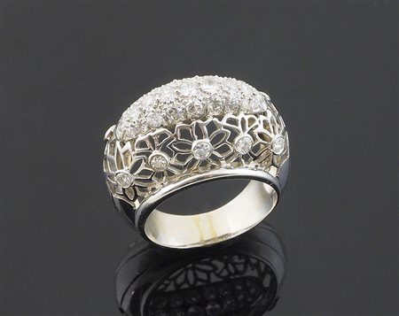 Anello cupola in oro bianco con lavorazione a traforo, parte centrale pavè di...