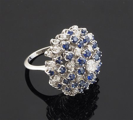 Anello a cupola in oro bianco con diamanti taglio brillante e zaffiri