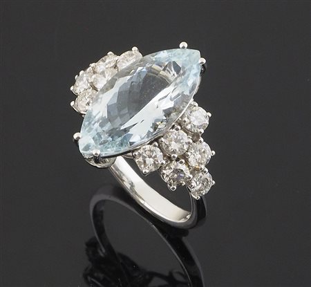 Anello oro bianco con acquamarina centrale di forma ovale , ai lati 12...