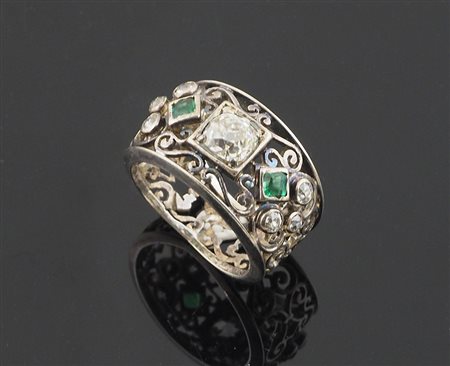 Anello in oro bianco lavorazione manuale a traforo con diamante centrale...