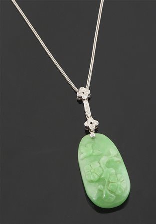 Collana in oro bianco con pendente in giada lavorata.e brillanti.
