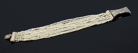 Antico bracciale composto da molteplici fili di perline con chiusura in oro e...