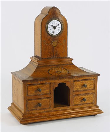 Modello di mobile in legno a 4 cassetti e ripiano, parte superiore a lunetta...