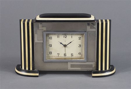 Orologio da tavolo in argento, avorio e bachelite a 2 colori. Lung. cm. 23.