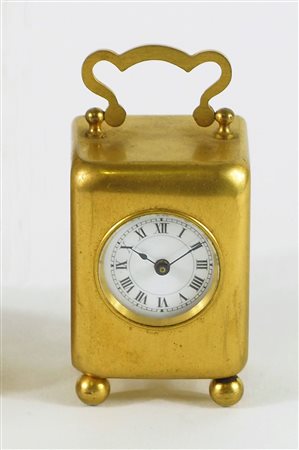 Orologio sveglia da tavolo in ottone dorato con quadrante bianco a numeri...