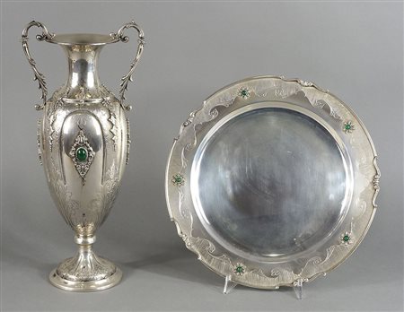 Lotto in argento composto da vaso lavorato a sbalzo e piatto rotondo con...