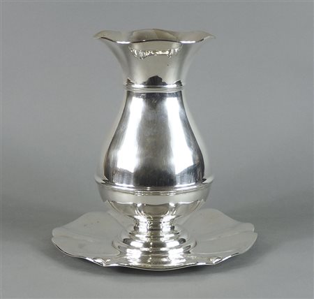 Vaso portafiori in argento con sottovaso. H. cm. 30. gr. 990.