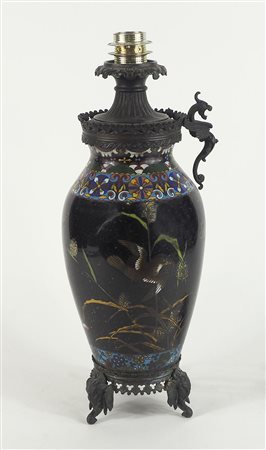 Grande vaso a lavorazione cloisonnè con montature in bronzo, trasformato a...