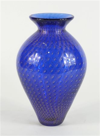 V. Nason & C.: vaso in vetro blu con applicazioni di bolle d'aria a oro. Con...
