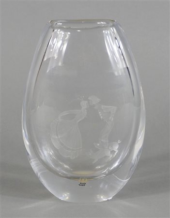 Kostaboda: vaso in vetro trasparente inciso con scena galante. Firmato sotto...