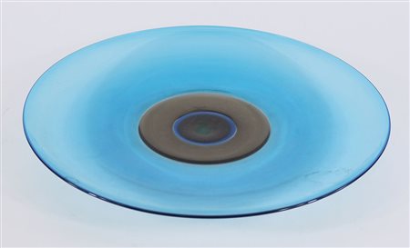 Venini: grande piatto rotondo in vetro blu trasparente, con etichetta...