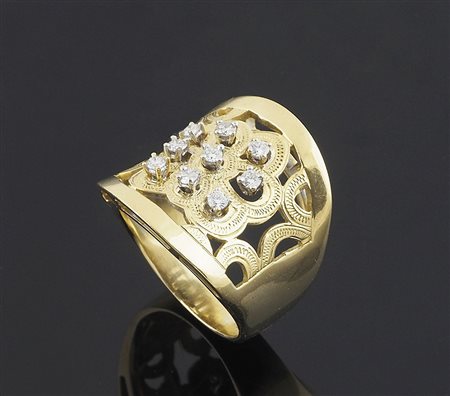 Anello in oro giallo ricoperto da 9 brillantini. Gr. 18,6.