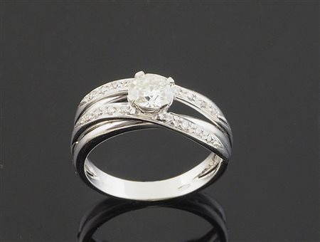 Anello in oro bianco, centrato da diamante taglio ovale per ct 0,70, Purezza...