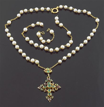 Collana rosario in oro e perle, croce ricoperta da pietre dure colorate, XIX...