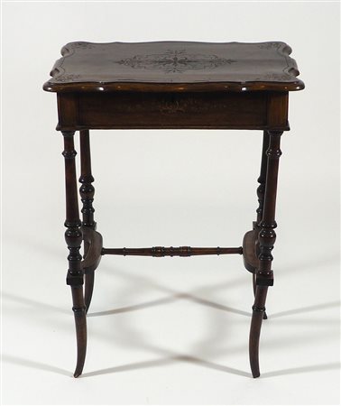 Tavolino da lavoro in legno con piano apribile.