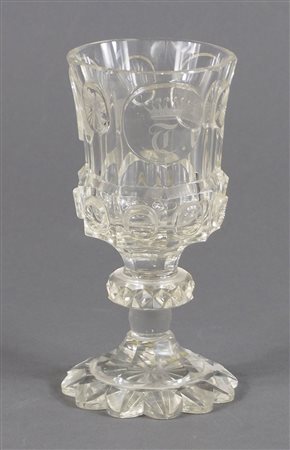 Bicchiere in cristallo trasparente lavorato e inciso con vedute di paesaggi....